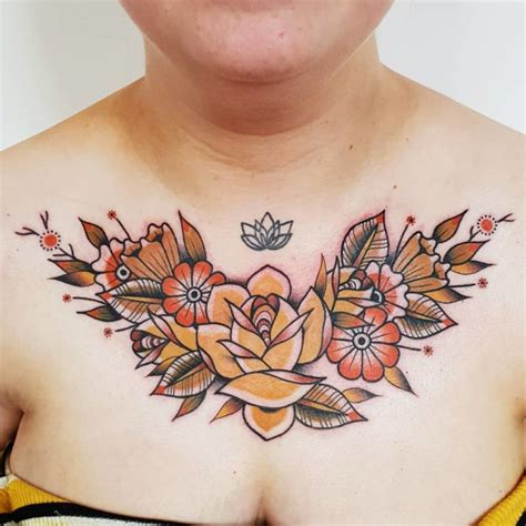 haut tatouage buste femme|Tatouage sous la poitrine ou le buste (sternum)